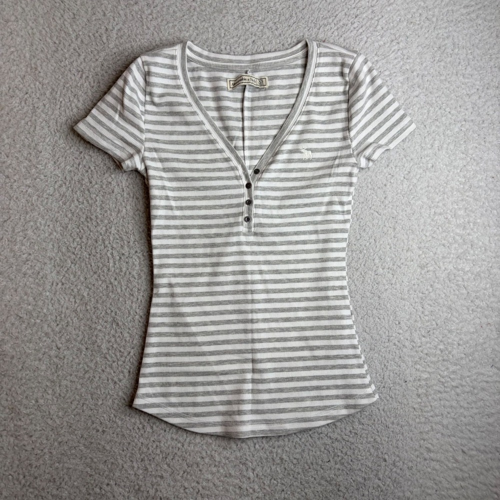 Abercrombie & Fitch Grey White Striped Ribbed Henley V-Neck Top XS Short Sleeve